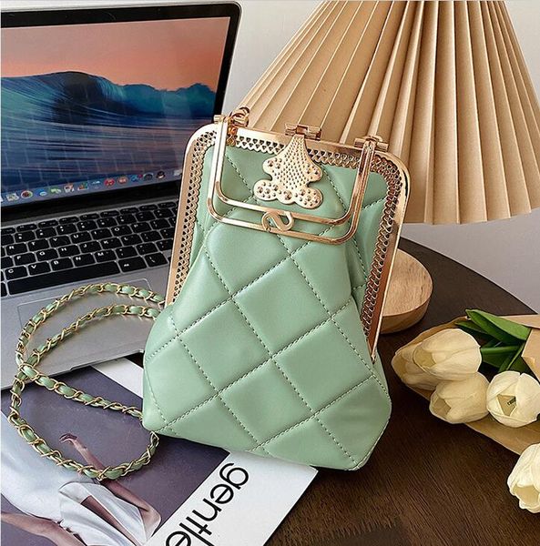 factory wholesale women shoulder bag simple joker plaid chain mobile phone bags street trend alloy carved buckle wallet retro plaids leather, Red;black
factory wholesale women shoulder bag simple joker plaid chain mobile phone bags street trend alloy carved buckle wallet retro plaids leather, Red;black