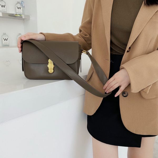 70% off design hand 2020 new women's leather underarm niche designer french single shoulder messenger bag fashion club bag 6283 qhh9, Red;black
70% off design hand 2020 new women's leather underarm niche designer french single shoulder messenger bag fashion club bag 6283 qhh9, Red;black