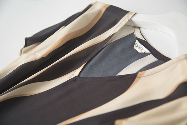 dress 2021 women's fashion heavy silk nude contrast line medium length, Black;gray
dress 2021 women's fashion heavy silk nude contrast line medium length, Black;gray