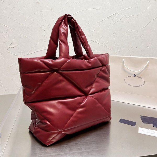 fashion items bag latest winter jacket type curve design eye-catching handbags handbags, joker also is very light
fashion items bag latest winter jacket type curve design eye-catching handbags handbags, joker also is very light