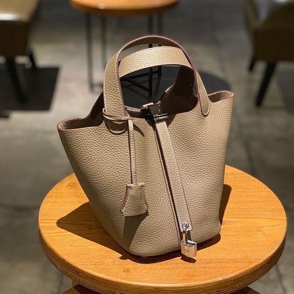 diao queen h bucket bag women 2021 autumn and winter vegetable basket leather hand designerss luxuryss yw
diao queen h bucket bag women 2021 autumn and winter vegetable basket leather hand designerss luxuryss yw