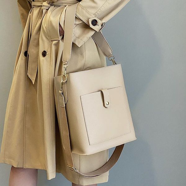 evening bags niche design advanced large-capacity bag 2021 female fall/winter retro shoulder messenger bucket width: 25cm
evening bags niche design advanced large-capacity bag 2021 female fall/winter retro shoulder messenger bucket width: 25cm