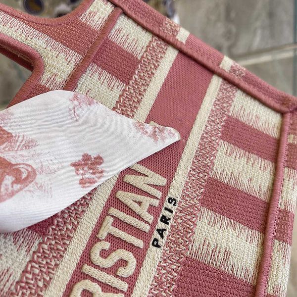 handbag high version dijia 2021 spring and summer limited wheat ear embroidery tote lady women's bag
handbag high version dijia 2021 spring and summer limited wheat ear embroidery tote lady women's bag