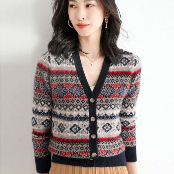 style v-neck knitted cardigan in autumn and winter, coat sweater with bottom outside, White;black
style v-neck knitted cardigan in autumn and winter, coat sweater with bottom outside, White;black