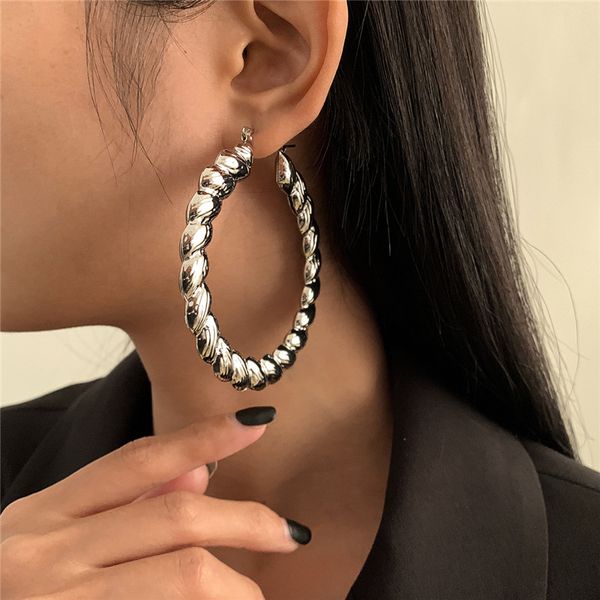 10paris/lot european circle metal earrings hoops fashion baroque geometric large ear ring for women business party twist dangle jewelry, Golden;silver
10paris/lot european circle metal earrings hoops fashion baroque geometric large ear ring for women business party twist dangle jewelry, Golden;silver