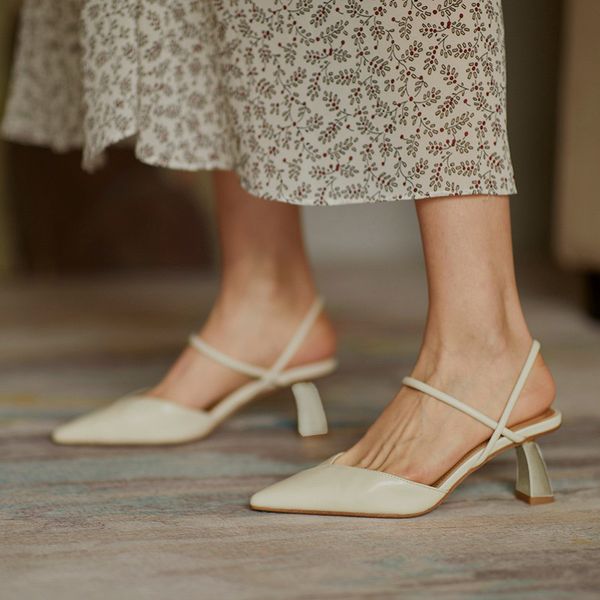 chic sandals women 2021 new mid heels pointed toe elegant ladies pumps fashion back strap female sandal pu leather vintage woman, Black
chic sandals women 2021 new mid heels pointed toe elegant ladies pumps fashion back strap female sandal pu leather vintage woman, Black
