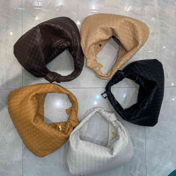 2021 large ox horn dumpling bag soft cowhide woven hand carrying capacity 
2021 large ox horn dumpling bag soft cowhide woven hand carrying capacity
