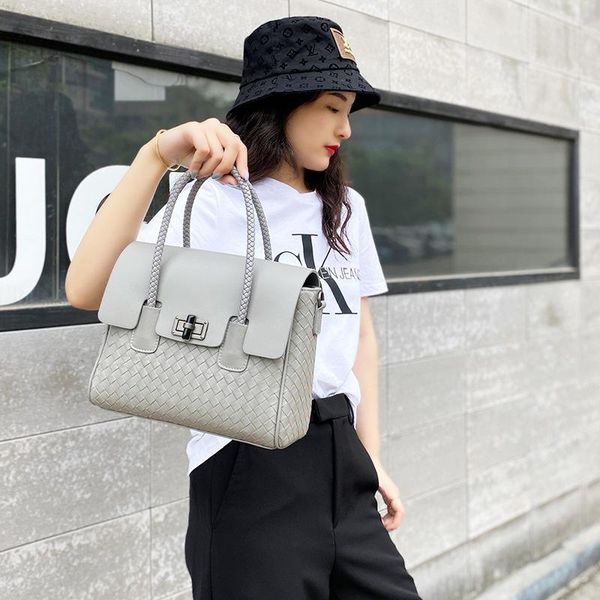 evening bags women's 2021 fashion versatile leather one shoulder messenger bag woven large capacity handbag
evening bags women's 2021 fashion versatile leather one shoulder messenger bag woven large capacity handbag