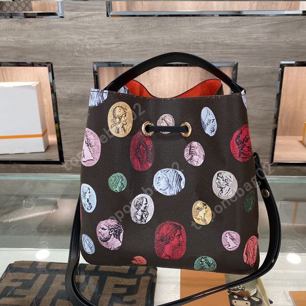 bucket bags selling graffiti perfect combination of retro modernity mid-length shoulder strap western style net red street shooting all-matc
bucket bags selling graffiti perfect combination of retro modernity mid-length shoulder strap western style net red street shooting all-matc