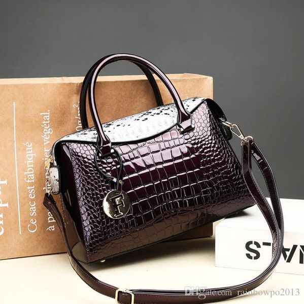 factory wholesale women handbag elegant patent leather handbag fashion crocodile leather messenger bag large capacity contrast shoulder bag 
factory wholesale women handbag elegant patent leather handbag fashion crocodile leather messenger bag large capacity contrast shoulder bag
