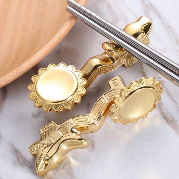 chopsticks 2pcs holder alloy retro dragon head rack spoon fork stand (silver)
chopsticks 2pcs holder alloy retro dragon head rack spoon fork stand (silver)