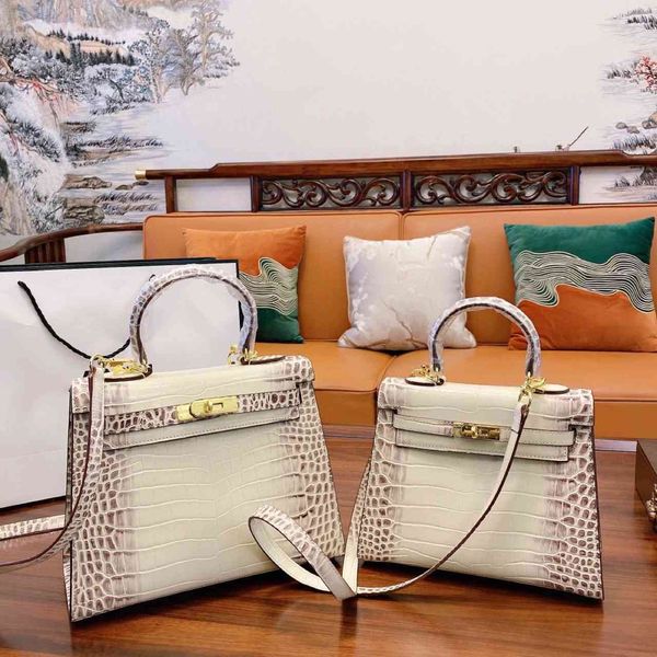 2021 with lid crocodile white solid color korean soft handle horizontal square lock middle women's bagmilr
2021 with lid crocodile white solid color korean soft handle horizontal square lock middle women's bagmilr