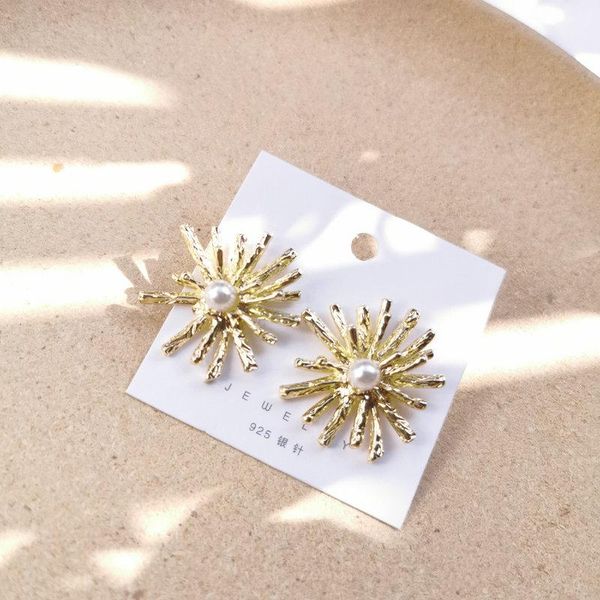 gold elegant little gaisy flower alloy earrings for women pearl metal accessories 2021 fashion party jewelry stud, Golden;silver
gold elegant little gaisy flower alloy earrings for women pearl metal accessories 2021 fashion party jewelry stud, Golden;silver