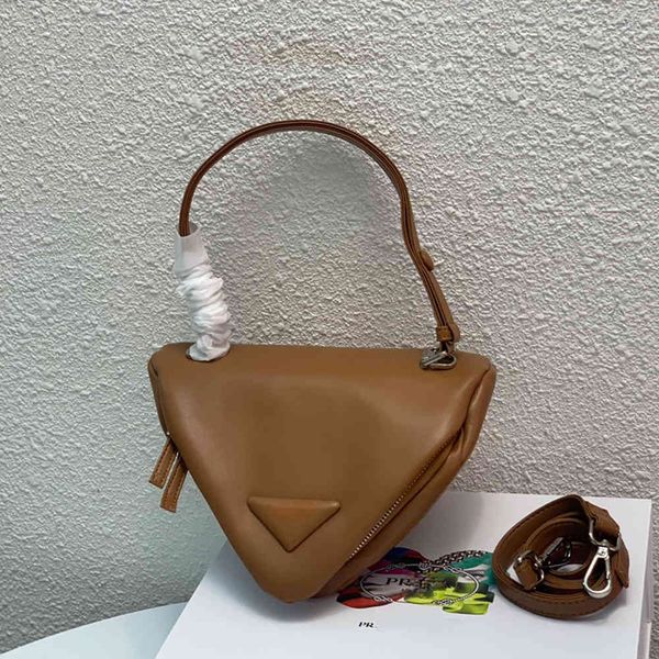 70% factory store net red vc axige same triangle handbag single shoulder bag messenger handbag small 2021 autumn and winter trend 
70% factory store net red vc axige same triangle handbag single shoulder bag messenger handbag small 2021 autumn and winter trend
