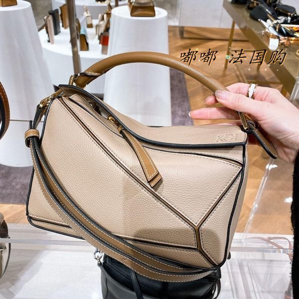bag holderloewe / luo yiwei women's small puzzle geometric color matching medium straddle one shoulder handbaghandbag hook
bag holderloewe / luo yiwei women's small puzzle geometric color matching medium straddle one shoulder handbaghandbag hook