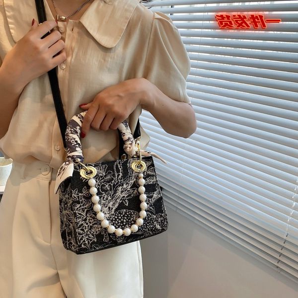 2021 new fashion canvas lady single shoulder bag pearl hand female princess diana hair
2021 new fashion canvas lady single shoulder bag pearl hand female princess diana hair
