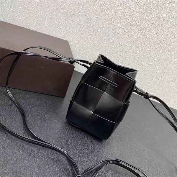 2022luxury mini leather weave bucket crossbody bag winter new high-quality women's designer handbag shoulder bags
2022luxury mini leather weave bucket crossbody bag winter new high-quality women's designer handbag shoulder bags