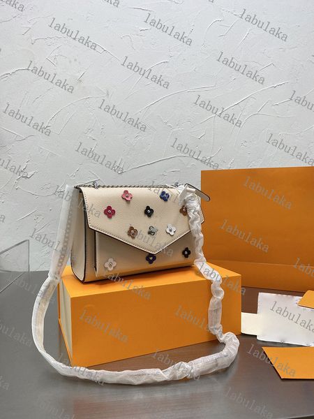 m3036m30726 genuine leather women shoulder bag flowers metallic letters design pattern crossbody purse size 22*15cm with box
m3036m30726 genuine leather women shoulder bag flowers metallic letters design pattern crossbody purse size 22*15cm with box