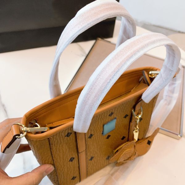 2021 new fashionable temperament ladies single shoulder bag super large capacity small shopping bag essential high-end material size 20x16cm
2021 new fashionable temperament ladies single shoulder bag super large capacity small shopping bag essential high-end material size 20x16cm