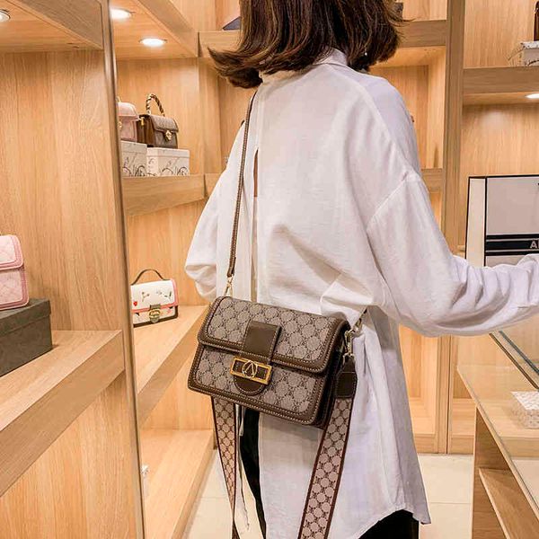 2022 factory wholesale bag high sense niche wide belt printed korean versatile messenger single shoulder women's bag
2022 factory wholesale bag high sense niche wide belt printed korean versatile messenger single shoulder women's bag
