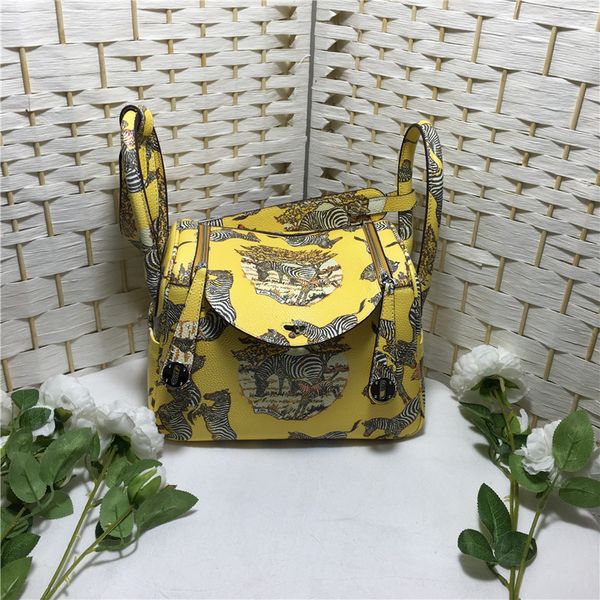 2021 new lindi bag graffiti painting litchi pattern head layer cowhide doctor bag medicine single shoulder printing trend
2021 new lindi bag graffiti painting litchi pattern head layer cowhide doctor bag medicine single shoulder printing trend