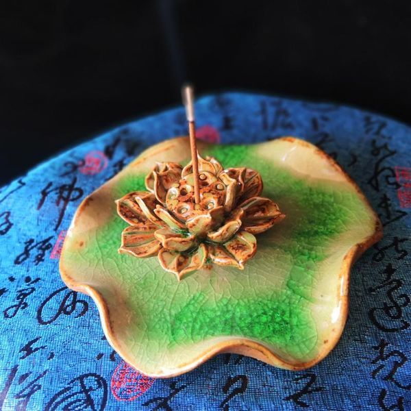 hand-made ceramic retro incense burner,buddha utensils, ornaments, lotus plate and sandalwood backflow holder fragrance lamps
hand-made ceramic retro incense burner,buddha utensils, ornaments, lotus plate and sandalwood backflow holder fragrance lamps