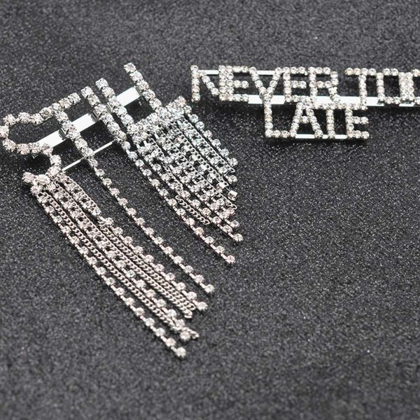 simple versatile in autumn and winter super flash inlaid with diamond letter brooch fashion accessories, Gray
simple versatile in autumn and winter super flash inlaid with diamond letter brooch fashion accessories, Gray