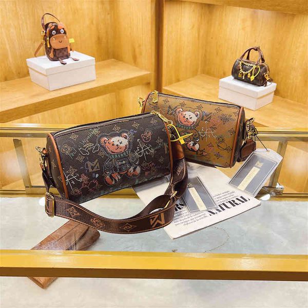 2022 factory wholesale pillow single diagonal shoulder large capacity handbag commuter tote bag tide
2022 factory wholesale pillow single diagonal shoulder large capacity handbag commuter tote bag tide
