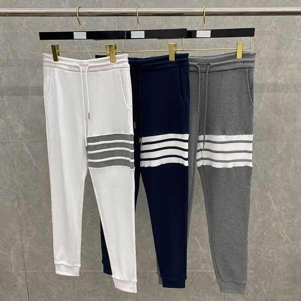 2021 new autumn winter waffle three color men's and women's same tb splicing four bar guard pants college, Black;white
2021 new autumn winter waffle three color men's and women's same tb splicing four bar guard pants college, Black;white