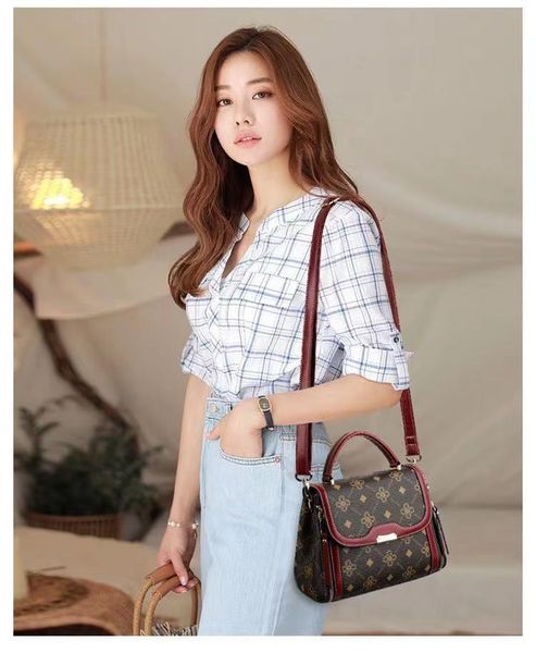 shoulder bags woman bag2021 simple fashion european and american retro printed hand bill of lading crossbody bag small square
shoulder bags woman bag2021 simple fashion european and american retro printed hand bill of lading crossbody bag small square