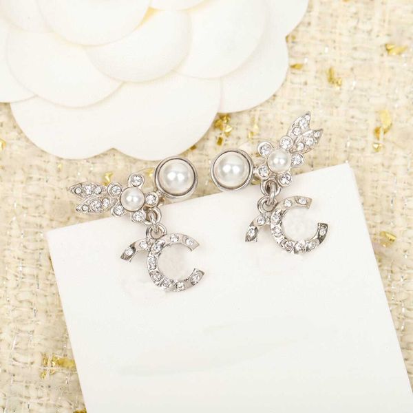 2021 fashion style luxury quality drop earring with diamond and nature shell beads in platinum color for women wedding jewelry gift have box, Golden
2021 fashion style luxury quality drop earring with diamond and nature shell beads in platinum color for women wedding jewelry gift have box, Golden