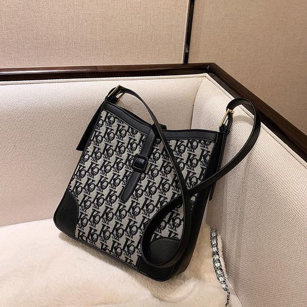 cross body womens fashion red style shoulder bag in autumn and winter purses
cross body womens fashion red style shoulder bag in autumn and winter purses