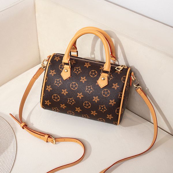 2021 mini hand carry pillow bag european and american simple hand printed female bag messenger bag
2021 mini hand carry pillow bag european and american simple hand printed female bag messenger bag