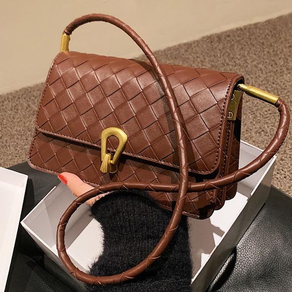 shoulder bags 2022 fashion versatile woven messenger bag small square tote for women purses and handbags luxury designer
shoulder bags 2022 fashion versatile woven messenger bag small square tote for women purses and handbags luxury designer