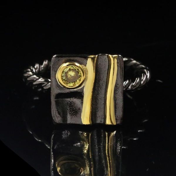exquisite ladies 925 sterling silver two-tone zircon ring geometric green zircon black gold twist ring italian high jewelry, Golden;silver
exquisite ladies 925 sterling silver two-tone zircon ring geometric green zircon black gold twist ring italian high jewelry, Golden;silver
