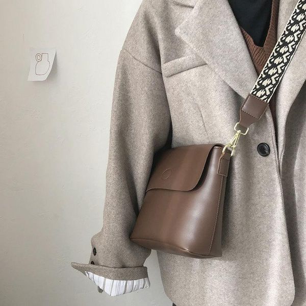 solid color pu leather crossbody bags for women 2021 lock shoulder simple bag travel small handbags and purse cross body
solid color pu leather crossbody bags for women 2021 lock shoulder simple bag travel small handbags and purse cross body
