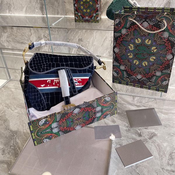 autumn/winter fashion shoulder bags 2021 new pattern embroidery retro gold ornament portable saddle bag 25cm large capacity wallet diagonal
autumn/winter fashion shoulder bags 2021 new pattern embroidery retro gold ornament portable saddle bag 25cm large capacity wallet diagonal