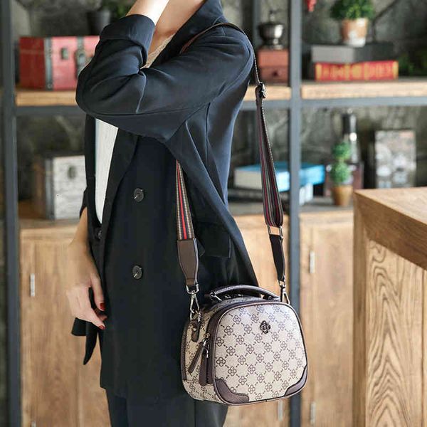 handbag hong kong single shoulder bag women's 2021 fashion versatile messenger hand round small, Black;red
handbag hong kong single shoulder bag women's 2021 fashion versatile messenger hand round small, Black;red