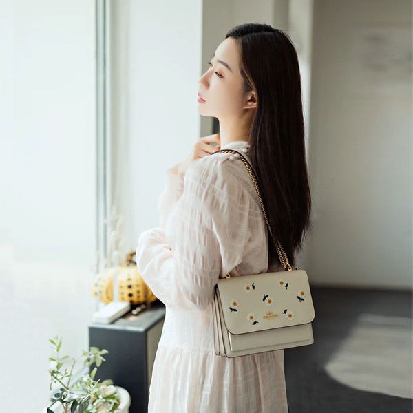 bag 2021 new koujia daisy flower sweet lady one shoulder chain fashion messenger bag
bag 2021 new koujia daisy flower sweet lady one shoulder chain fashion messenger bag