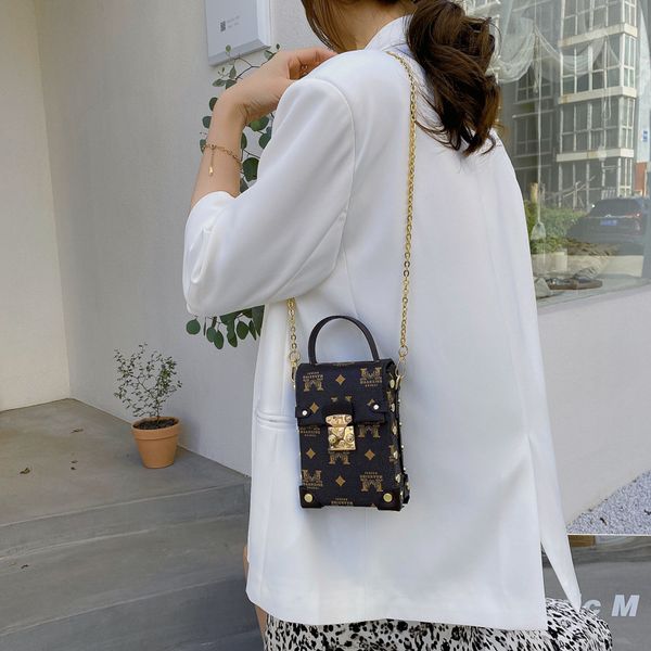 designer wind mini chain female letter printing mobile phone pu leather fashion vertical rivet messenger bag handbags outlet
designer wind mini chain female letter printing mobile phone pu leather fashion vertical rivet messenger bag handbags outlet