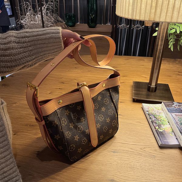 old flower bucket women's 2021 new fashion messenger bag autumn and winter high-capacity high-grade feeling com-muter tote bag
old flower bucket women's 2021 new fashion messenger bag autumn and winter high-capacity high-grade feeling com-muter tote bag