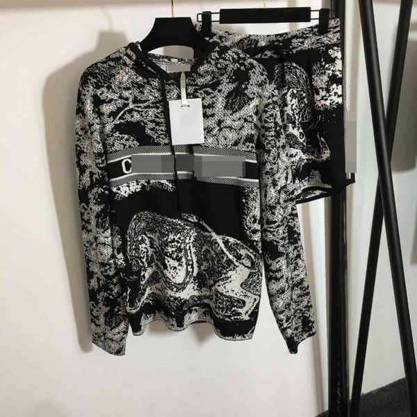 design clothing 2021 early autumn new knitted suit forest animal printed long sleeve hooded sweater + elastic high waist shorts, White
design clothing 2021 early autumn new knitted suit forest animal printed long sleeve hooded sweater + elastic high waist shorts, White