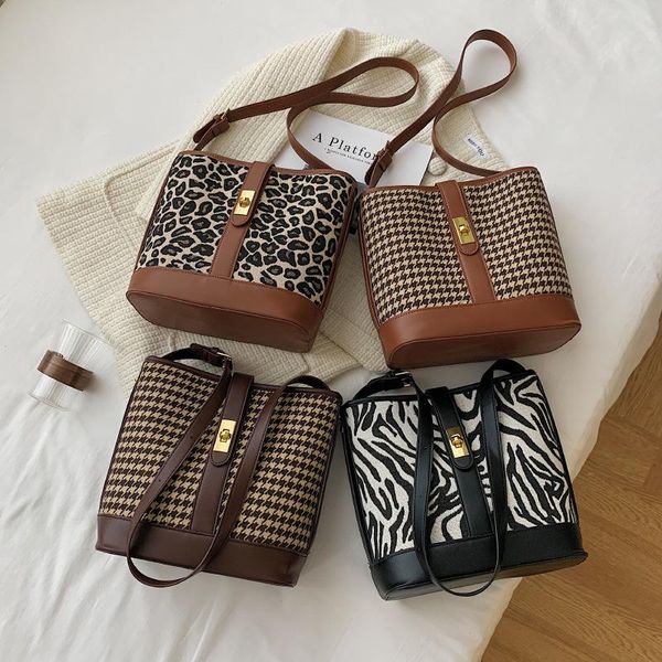 evening bags womens' pouch houndstooth lock bag female 2021 large capacity bucket personality trend single shoulder messenger
evening bags womens' pouch houndstooth lock bag female 2021 large capacity bucket personality trend single shoulder messenger