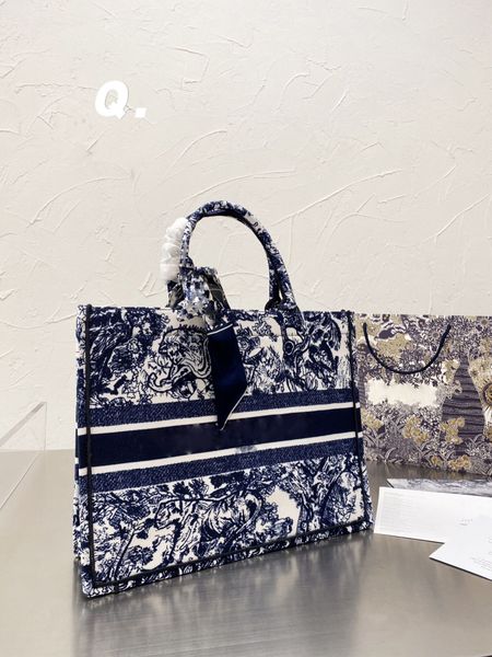original embroidery quality luxury designers bag leopard embroidered tiger print large-capacity shopping handmade double-sided flower coin p
original embroidery quality luxury designers bag leopard embroidered tiger print large-capacity shopping handmade double-sided flower coin p