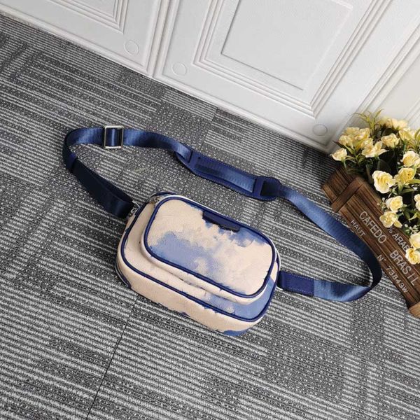 women luxurys designers bags 2021 outdoor men's clutch bag with detachable shoulder strap m30755 size:15*9*7cm
women luxurys designers bags 2021 outdoor men's clutch bag with detachable shoulder strap m30755 size:15*9*7cm