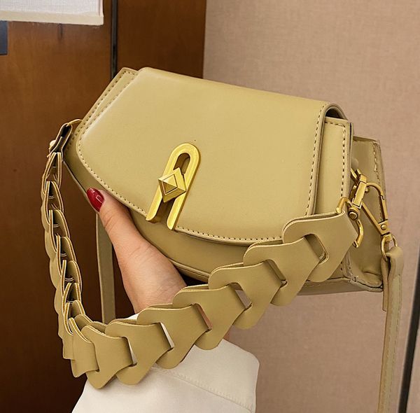fashion single shoulder bag women designer designed semi-circular saddle woven strap suitable for office party leisure mobile phone coin min, Black;red
fashion single shoulder bag women designer designed semi-circular saddle woven strap suitable for office party leisure mobile phone coin min, Black;red