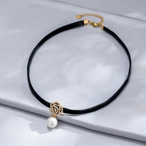 chokers fashion girl gothic style black pu leather rope women's neck chain choker necklaces rose flower pearl pendant goth jewelry, Golden;silver
chokers fashion girl gothic style black pu leather rope women's neck chain choker necklaces rose flower pearl pendant goth jewelry, Golden;silver