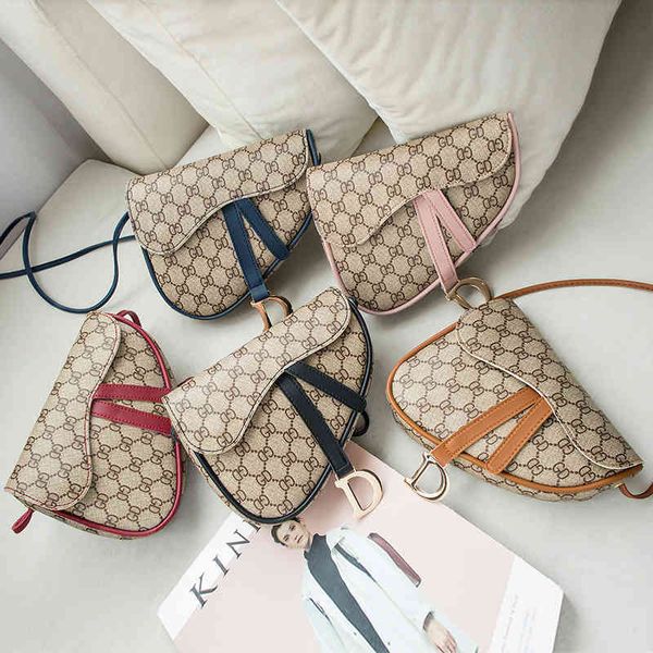 2022 factory wholesale handbag women's bag portable saddle button single shoulder bag
2022 factory wholesale handbag women's bag portable saddle button single shoulder bag
