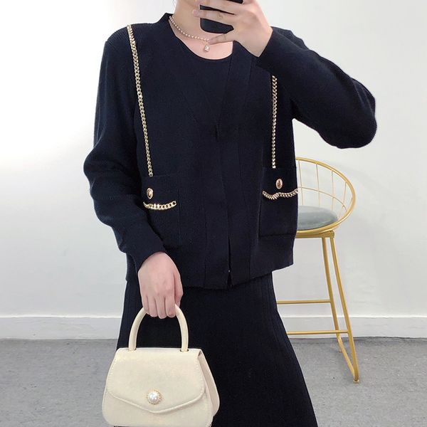 816 2021 autumn brand same style regular long sleeve white black long sleeve v neck kint sweater women clothes yuecheng
816 2021 autumn brand same style regular long sleeve white black long sleeve v neck kint sweater women clothes yuecheng