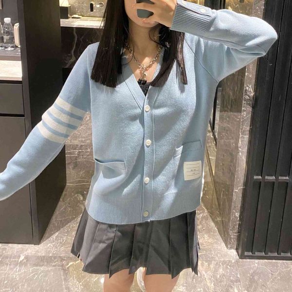 2021 autumn net red tb style cardigan women's simple small fresh aging sweet v-neck knitted coat, White;black
2021 autumn net red tb style cardigan women's simple small fresh aging sweet v-neck knitted coat, White;black